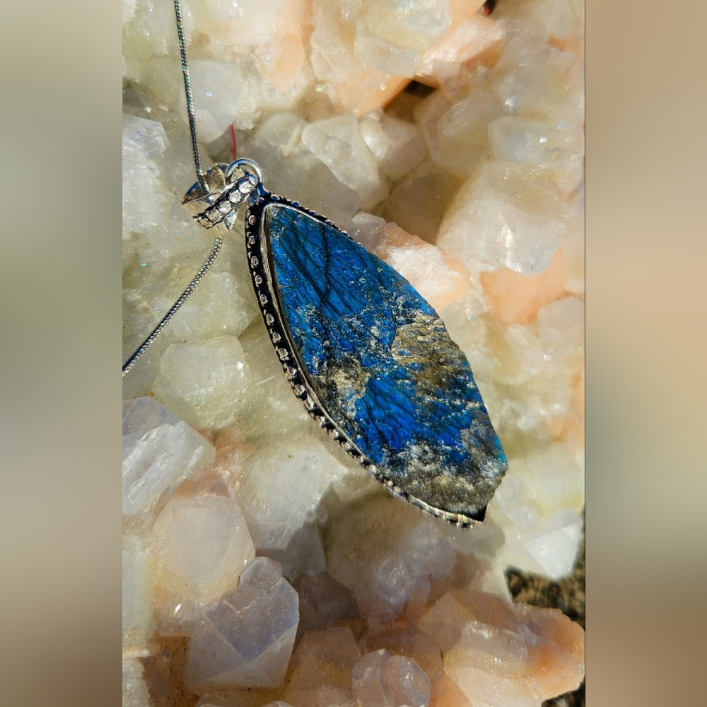 NWT HANDMADE RAW BLUE FLASH LABRADORITE STUNNING PENDANT